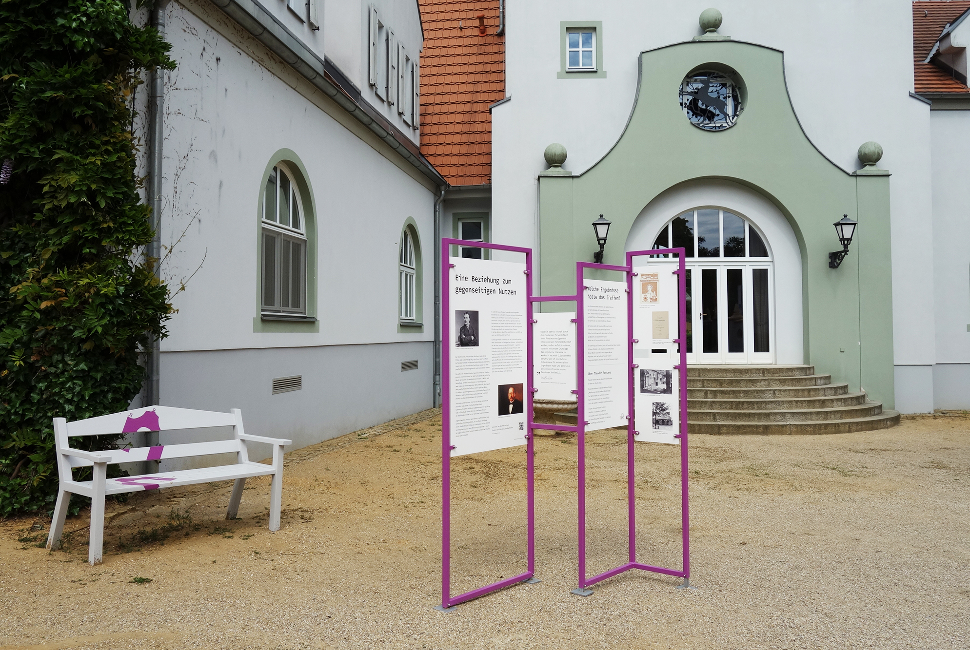 von GROTE Ausstellungsgestaltung und Design / Fontane at Liebenberg Castle, Outdoor Exhibition